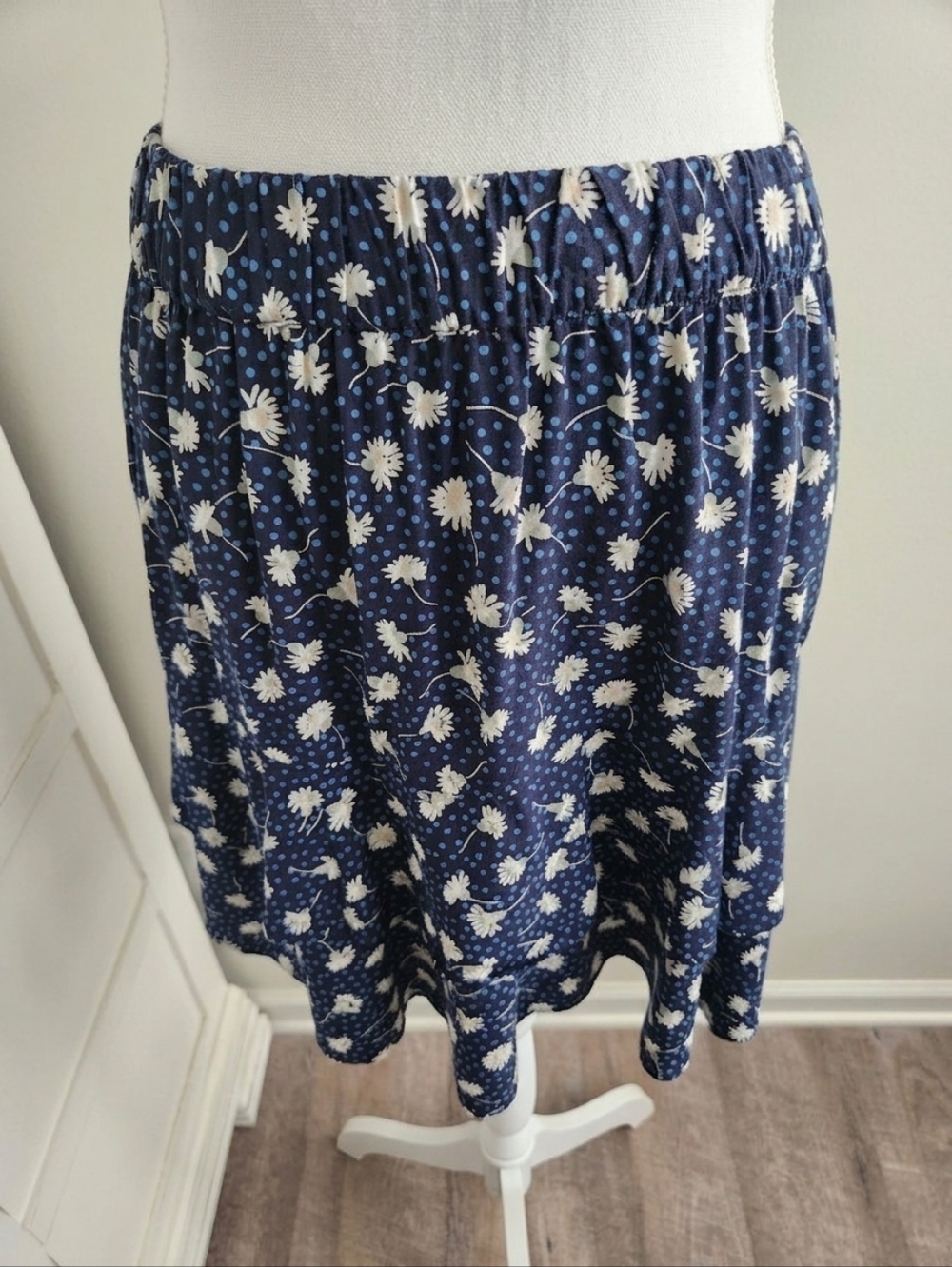 LOFT POLKA-DOT AND DAISY PULL ON MINI SKIRT